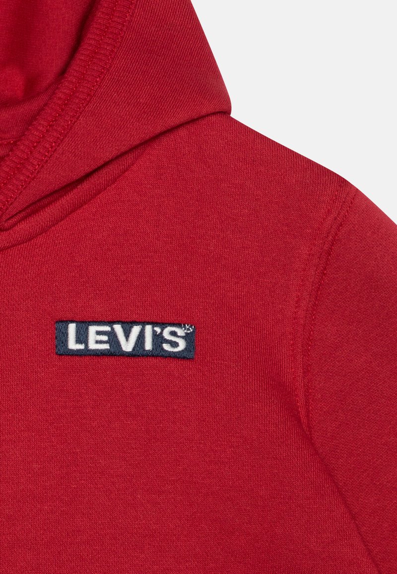 Felpa rossa con cappuccio, caratterizzata da un logo Levi's ricamato blu navy su un tessuto testurizzato, dotata di cappuccio con cordini e bordi delle maniche a coste.