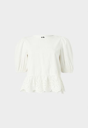 Blouse blanche à manches courtes bouffantes avec ourlet festonné ornée de broderies florales en œillet.