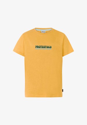 Geel katoenen T-shirt met het logo "PROTEST&CO", gecombineerd met getextureerde groene shorts. Schoeisel: zwarte slippers met een platte zool.