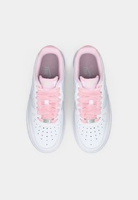 Sneaker bianchi in pelle con una texture liscia, lacci rosa e sottili perforazioni sulla punta. Presentano un interno rosa chiaro e un logo.
