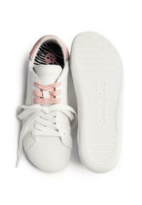Zapatillas de cuero blancas con cordones rosas, plantilla con un contraste de patrón de cebra y suela de goma blanca texturizada, con la marca Gioseppo.