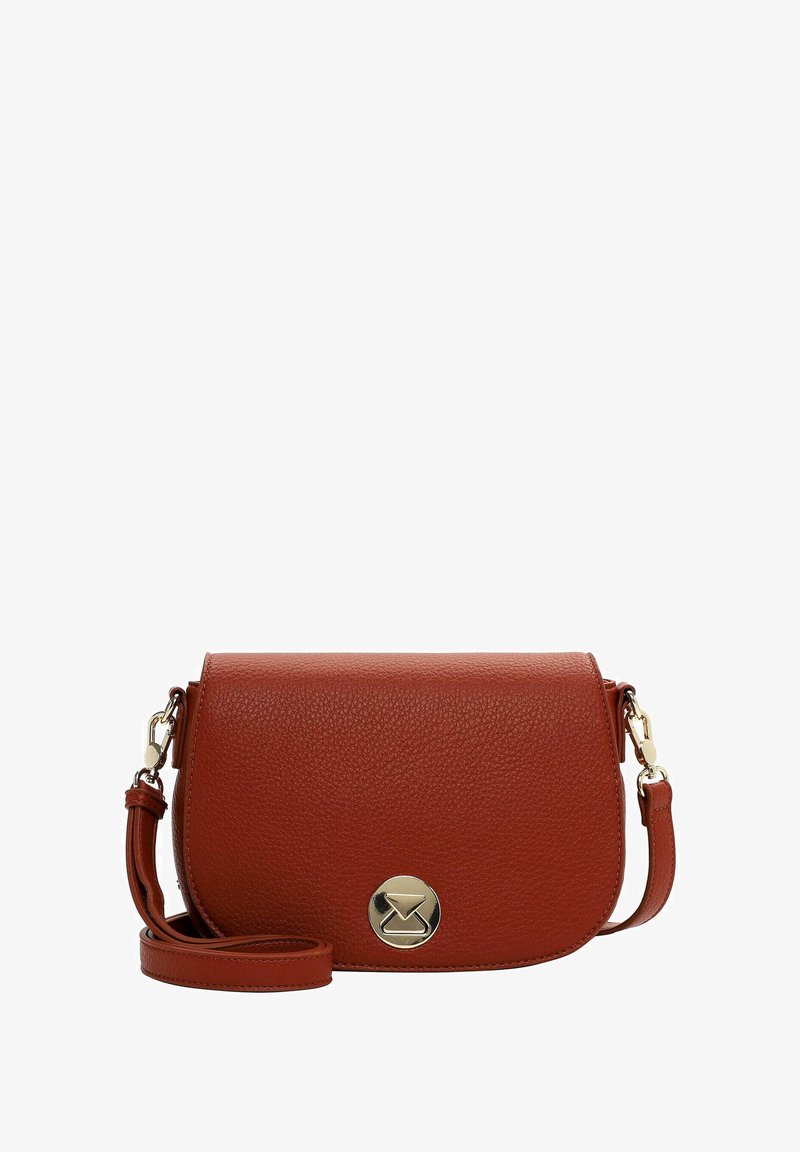 Bolso cruzado de cuero marrón con un acabado texturizado, forma redondeada y un acento de broche circular dorado. Tiene una correa ajustable.