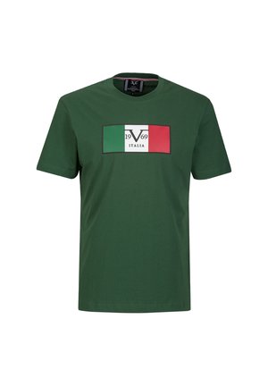 Groene katoenen t-shirt met een centraal grafisch ontwerp van de Italiaanse vlag met de tekst "1969" en "ITALIA". Rond de hals, korte mouwen.