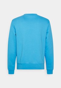 Sudadera azul de algodón con cuello redondo y mangas largas, puños y dobladillo acanalados, con una textura suave y un diseño liso en la parte posterior.