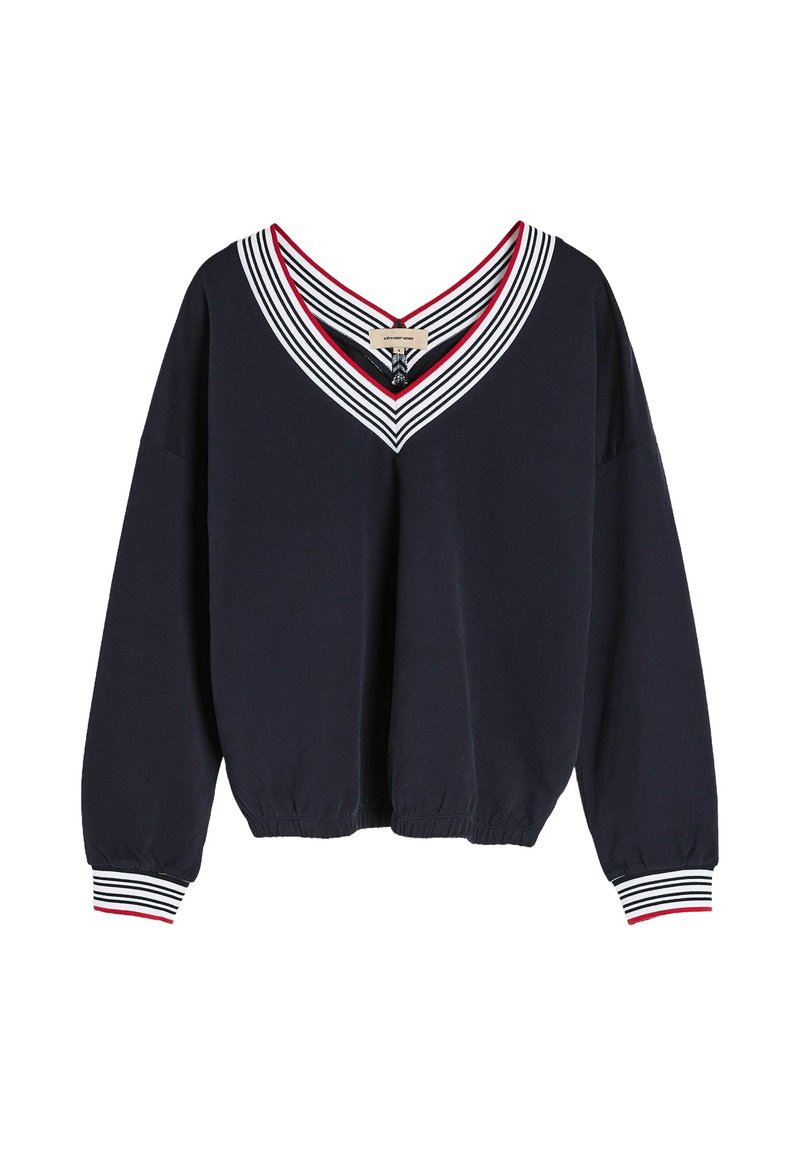 Granatowy sweatshirt z dekoltem w serek, ozdobiony nałożonymi białymi i czerwonymi paskami. Długie rękawy z elastycznymi mankietami oraz ściągaczem u dołu.