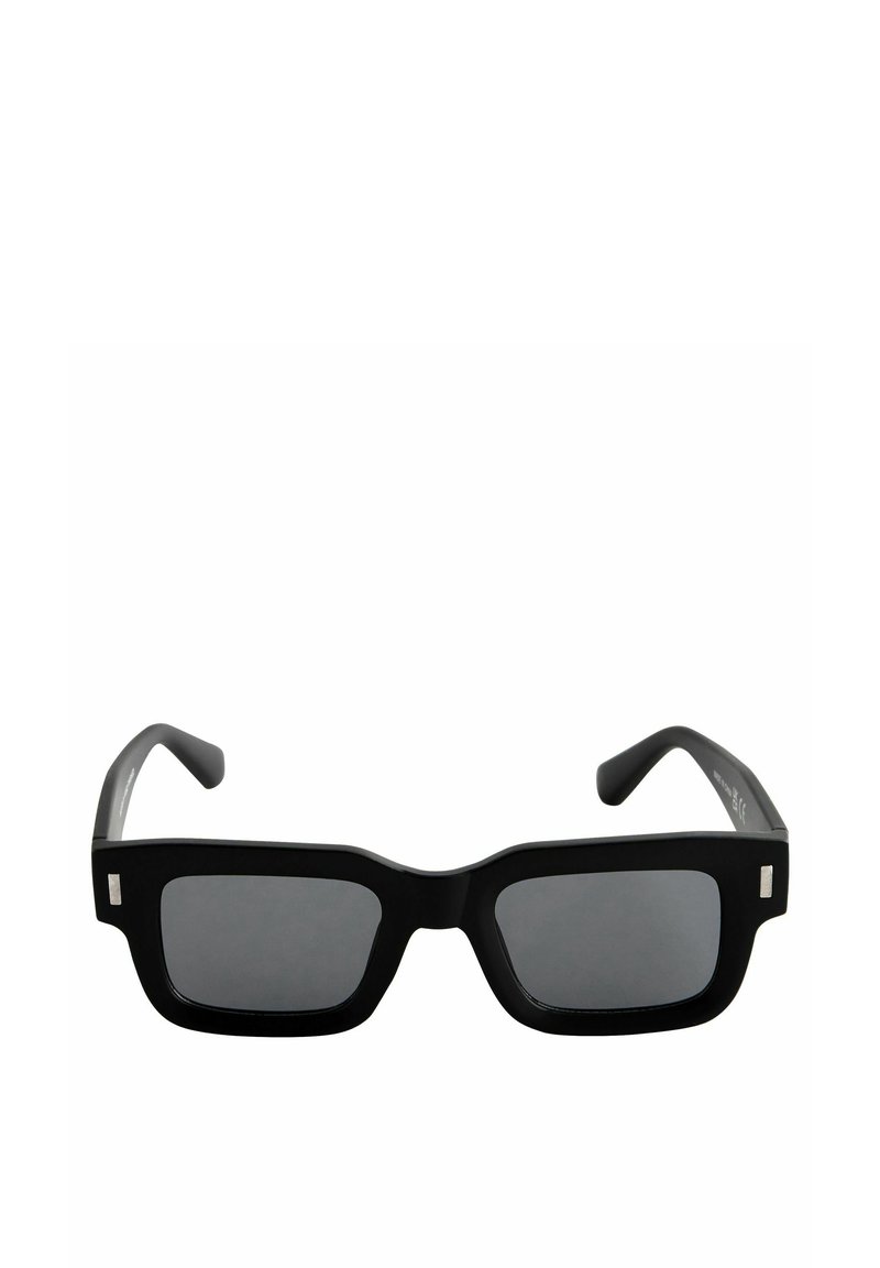 Lunettes de soleil noires avec monture carrée, en plastique mat. Verres foncés et accents argentés sur les branches. Texture lisse.