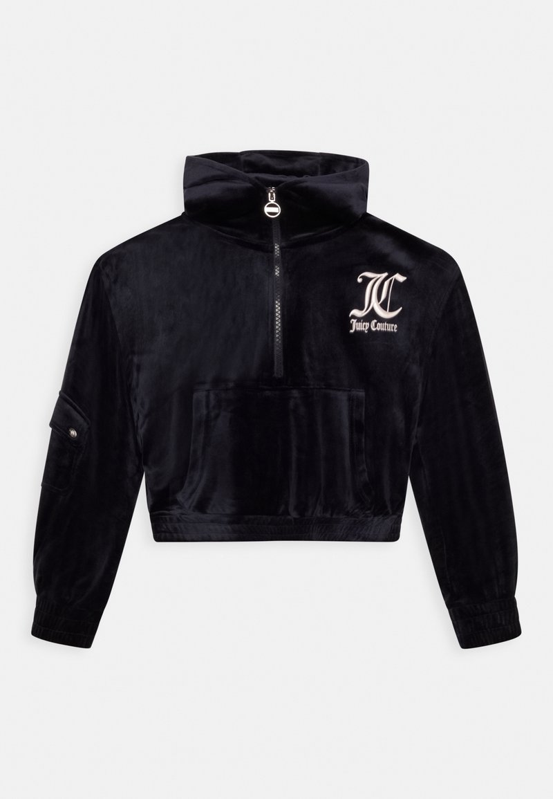 Pull-over court en velours noir avec col montant, demi-fermeture éclair à l'avant, poche kangourou, poche sur la manche, et logo blanc "JC Juicy Couture" sur la poitrine.