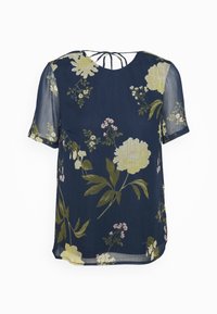 Blusa floral azul-marinho de mangas curtas, com grandes flores amarelas e rosas. Material transparente e um detalhe de laço na parte de trás do decote.