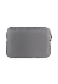 Cojín rectangular gris con tela suave y lisa, que cuenta con cierre de cremallera y esquinas redondeadas para un aspecto elegante.