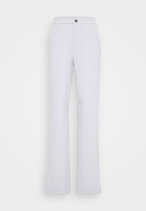 Ανοιχτό γκρι παντελόνι από λείο ύφασμα, με ίσια γραμμή, μπροστινό κούμπωμα και θηλιές για ζώνη. Μινιμαλιστικό στυλ χωρίς σχέδια.