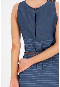 Denim mekko, jossa on pyöreä pääntie, takana napitus ja punottu ruskea vyö; siinä on tumman ja vaalean sinisen vaakasuoria raitoja.