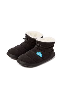 Zapatillas de corduroy negras con forro de pelaje sintético blanco, diseño acolchado, cierre ajustable con toggles y suela de goma. Presenta un acento de logo azul.