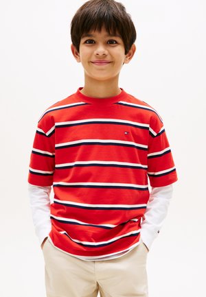 ESSENTIAL ARCHIVE FIT TEE  - T-shirts print - rapid red