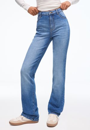 Bershka, FLARED - JEANS - Džínsy s rovným strihom - light blue