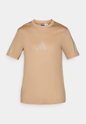 Beige T-Shirt mit kurzen Ärmeln aus glattem Stoff, mit Rundhalsausschnitt und einem dezenten, tonal gehaltenen Adidas-Logo auf der Vorderseite.