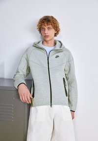 Nike Sportswear - TECH FLEECE FULL-ZIP HOODIE - Vetoketjullinen college -  grey heather/black Pienoiskuva 1