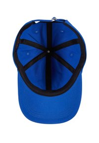 Căciulă din material textil albastru, cu o brăcena fermă, interior căptușit în negru, având șase orificii de ventilație și un model distinct de cusătură circulară.
