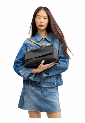 COACH, CHELSEA SHOULDER BAG 30 WITH CHAIN . - Borsa a mano - b black