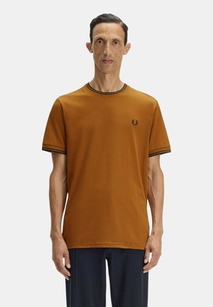 Fred Perry, TWIN TIPPED TS COL 88B - Základné tričko - camel