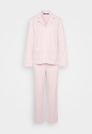 Jasnoróżowy, bawełniany zestaw piżamowy składający się z koszuli z kołnierzykiem z przodem na guziki oraz dwoma przednimi kieszeniami i dopasowanych spodni w prostym kroju.