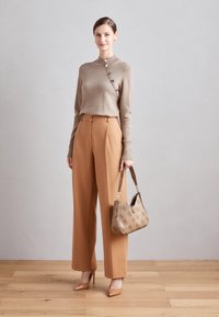 Morgan Maglione - taupe type