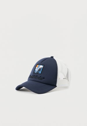 Tamsiai mėlyna ir balta tinklinė sunkvežimio vairuotojo kepurė su kalno logotipu ir užrašu „Peak Mode“ priekinėje dalyje, pasukti ant paprasto fono.