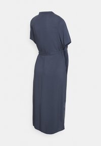 Abito blu navy con vita cinturata, maniche corte e silhouette rilassata, realizzato in un tessuto morbido e liscio con un design drappeggiato.