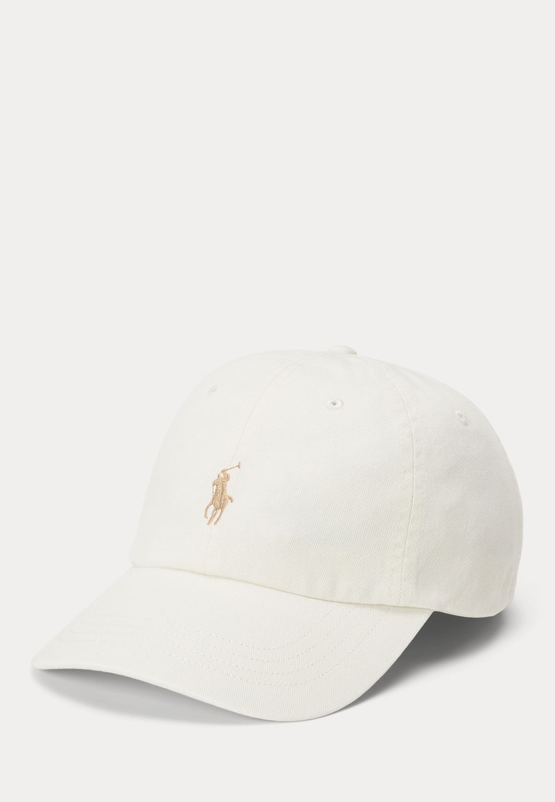 Hvit bomullsbaseballcap med buet brem, med en liten beige brodert logo foran og seks ventilasjonshull.