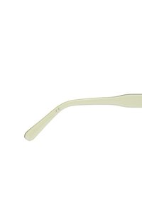 Plastikowa oprawka okularowa w jasnym kremowym kolorze, charakteryzująca się gładką teksturą i subtelnym wygięciem, z małymi oznaczeniami CE po bokach.