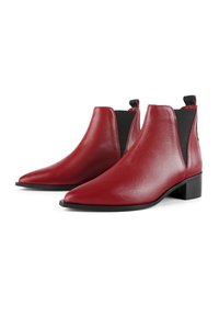 Stivali alla caviglia in pelle rossa con punta affusolata, tacco basso a blocco e pannelli laterali elastici. Texture liscia con un design elegante.