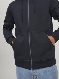 Navyblaue Kapuzenjacke aus Baumwollmischung mit durchgehendem Reißverschluss, verstellbaren Kordeln und zwei Fronttaschen mit gerippten Bündchen.