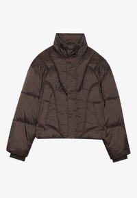 Jachetă puffer scurtă, de culoare maro închis, cu guler înalt, design matlasat și mâneci lungi cu manșete ribbate, așezată pe un fundal alb.