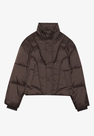 Tamsiai ruda trumpa pūkinė striukė su aukštu apykakle, siuvinėtos struktūros ir ilgomis rankovėmis su raštuotais rankogaliais, išdėstyta ant baltos fono.