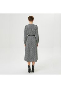 Smart and Joy À ENCOLURE V, IMPRIMÉ FLEUR ET CEINTURE AJOUTÉE - Robe de jour - noir