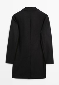 Cappotto in lana nero, di lunghezza media, con colletto a revers, maniche lunghe e tasche laterali. Tessuto liscio con un design minimalista.