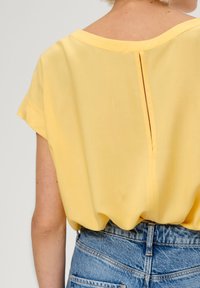 QS DOTÉ D’UNE FENTE DANS LE DOS - Bluse - zitrone