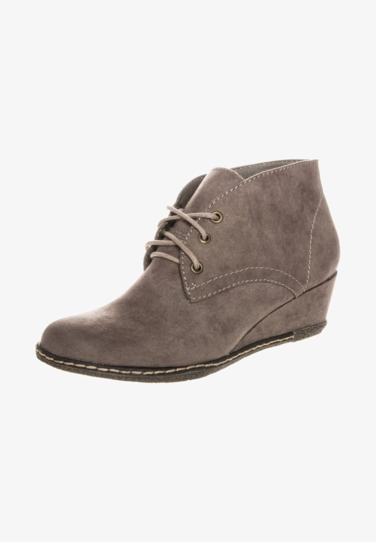 Bottine compensée en daim gris avec fermeture à lacets sur le devant, bout arrondi, et coutures blanches visibles le long de la semelle et des bords supérieurs.