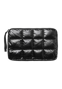 Schwarze gestepptel Tasche mit glänzendem Finish, die rechteckige Abschnitte und einen Reißverschluss aufweist. Mit einer Schlaufe als Griff an einer Seite.