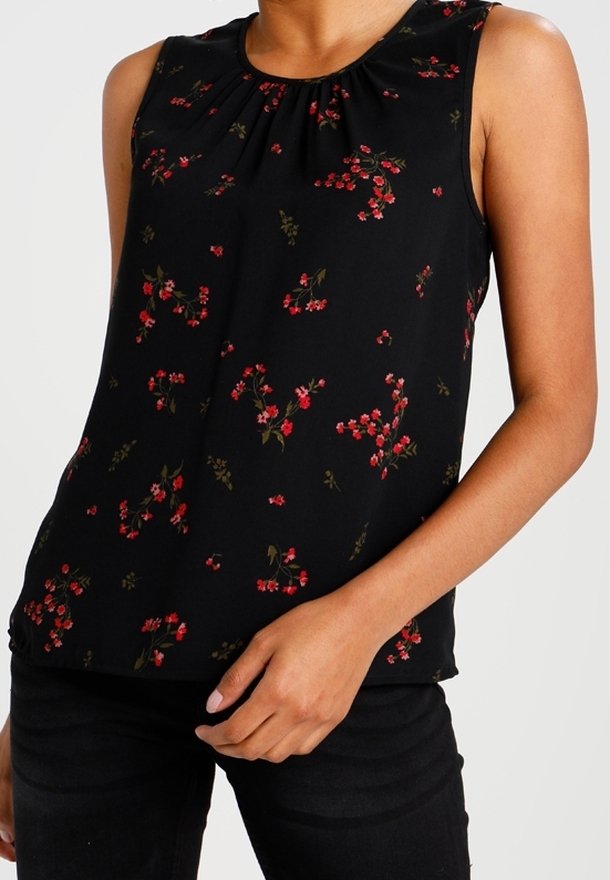 Svart ärmlös topp med en rynkad halsringning, prydd med ett blommönster i röd och grön, tillverkad av lättviktig tyg.