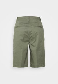 Pantalones cortos verde oliva con una textura suave, de corte recto, con dos bolsillos traseros con solapas horizontales y una cinturilla.