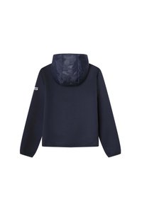 Mornarsko plavi dukserica izrađena od mekane tkanine, s jednobojnom površinom, uzorkastom kapuljačom, dugim rukavima i suptilnim logotipom na ruci.