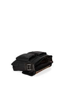 Borsa a tracolla nera in pelle con due tasche frontali, finitura texture e fodera in tessuto decorato. Dotata di tracolla regolabile e hardware argentato.