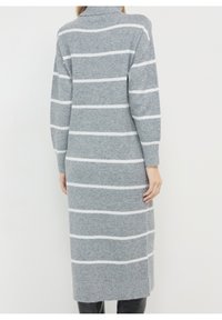 Abito lungo grigio lavorato a maglia con strisce orizzontali bianche. Presenta un collo alto e maniche aderenti, realizzato in un morbido tessuto testurizzato.