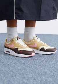 Nike Sportswear W NIKE AIR MAX 1 87 VDAY - Športni copati - sesame/med soft pink/coconut milk/baroque brown/gym red/white