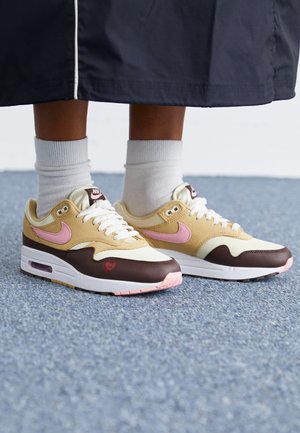 W NIKE AIR MAX 1 87 VDAY - Tenisky - sesame/med soft pink/coconut milk/baroque brown/gym red/white