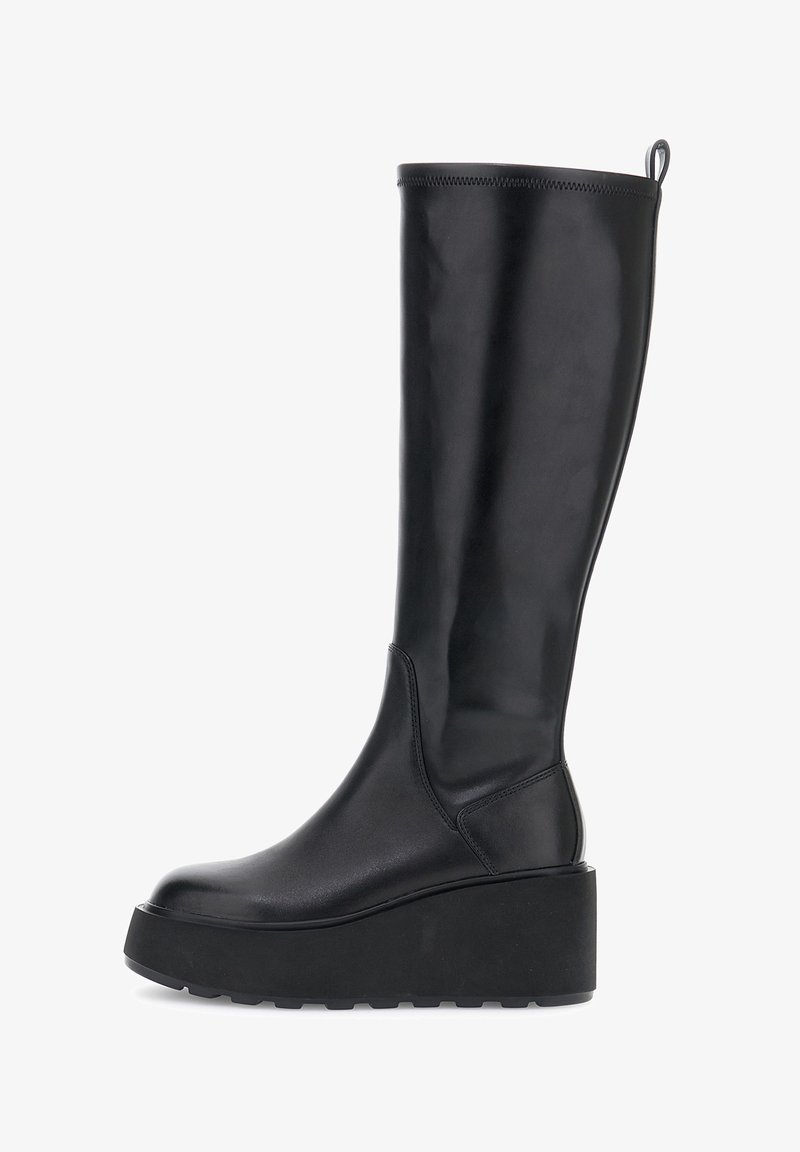 Vysoká černá kožená platformová bota s tlustou podrážkou a poutkem vzadu, zobrazená z boku na bílém pozadí.