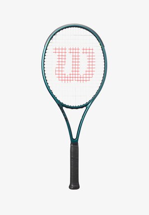 Raqueta de tenis con un marco de color teal, empuñadura negra y una cama de cuerdas blanca que presenta un prominente logo rojo de "Wilson".