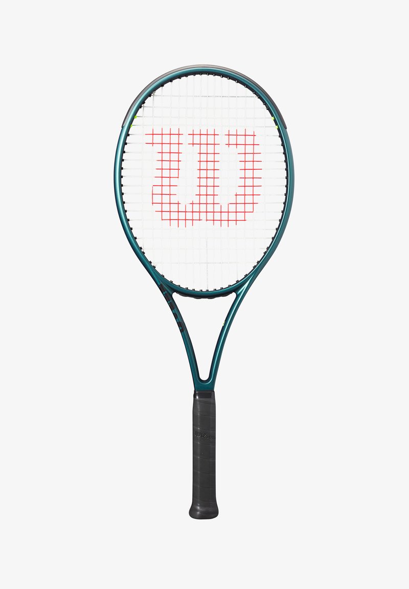 Tennisracket met een teal frame, zwarte greep en een witte snaarbed met een opvallend rood "Wilson" logo.