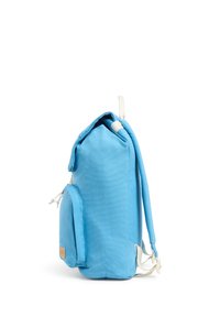 Mochila de tela azul clara con un bolsillo lateral, correas ajustables acolchadas y un asa superior. Presenta una etiqueta de logo en la parte frontal.