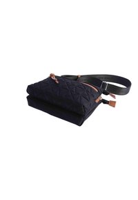 Bolso negro compacto acolchado tipo bandolera con un detalle de cuero, que cuenta con un compartimento principal con cremallera y una correa ajustable para un uso versátil.